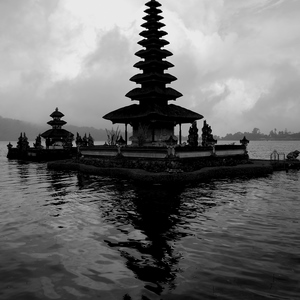 Temple balinais sur un lac en noir et blanc - Bali  - collection de photos clin d'oeil, catégorie paysages